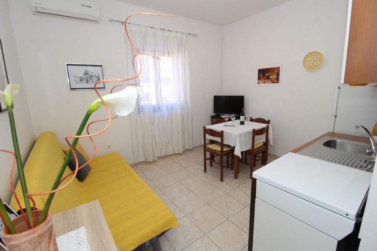 Apartments And Rooms With Parking Space Pag - 13060 Pag Town Exterior photo